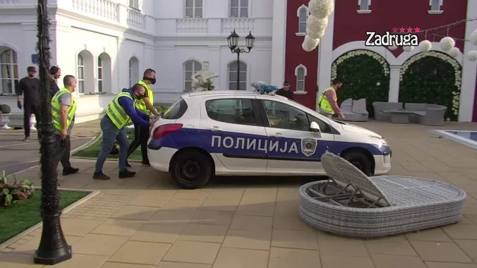 sergdojc's tweet photo. Izuzetno je tužno što država Srbije i policija moraju da trpe ponižavanje da se njihovi automobili koriste u cirkuzantskim igrarijama. https://t.co/7LwK48DEPu