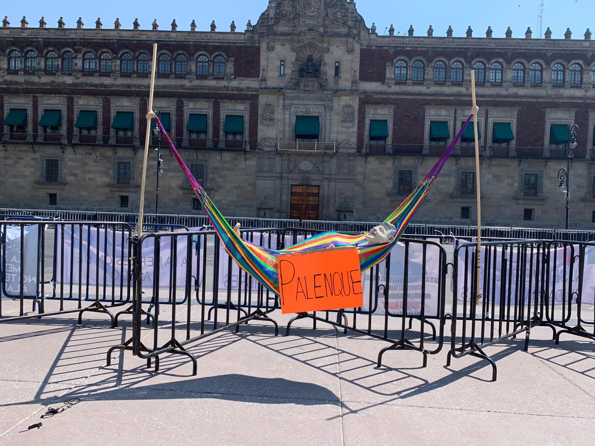 #AMLO

"Lista su hamaca"

Hoy le fue entregada SU HAMACA al Pejelagarto por Los Jóvenes FRENA.

Cuando guste Andrés López nos gustaría tenerlo dormido ahí pues causaría menos daño a #México en tanto RENUNCIA.

#SomosMexico y #EsteGobiernoSeAcabo