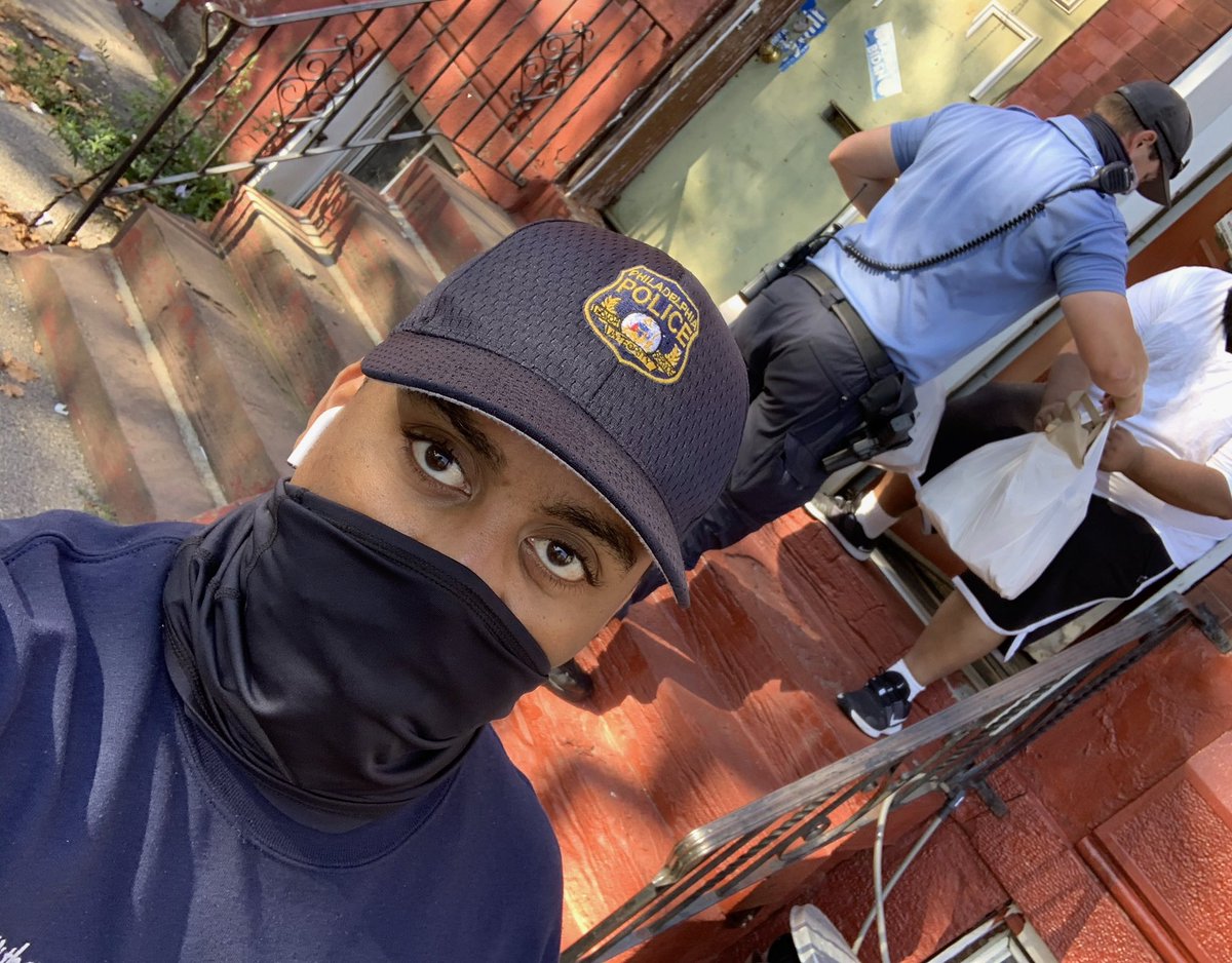 PPD06Dist's tweet photo. Officers Witherspoon and Hoover working with  Legacy of Hope by helping deliver food￼ to cancer patients who otherwise wouldn’t be able to get out due to Covid19. Thank you Legacy Of hope for all you do and allowing us to participate. ￼ https://t.co/rXdzloPWov