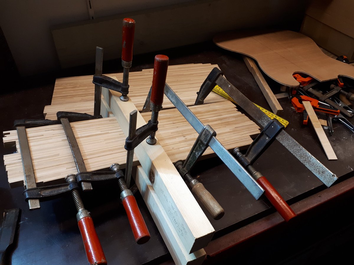 Basgitaar bouwen. 990 verfroerstokjes aan elkaar lijmen...wordt mooi!! #byo #buildyourown #bassguitar #patience #stirringstickss #990pieces