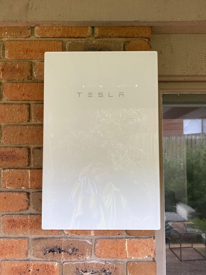 Solar_Link_Aust's tweet photo. #ResidentialSolar Division installed a 6.3Kw #HybridSolar Installation at this house in Rye VIC recently. The system comprises the TESLA Power Wall 2 Lithium Battery with TESLA Back Up Gateway, #Enphase IQ7+ Micro Inverters &amp; 18 x 350W LG #Neon2 Solar Panels. https://t.co/Z9dOUr5tu0