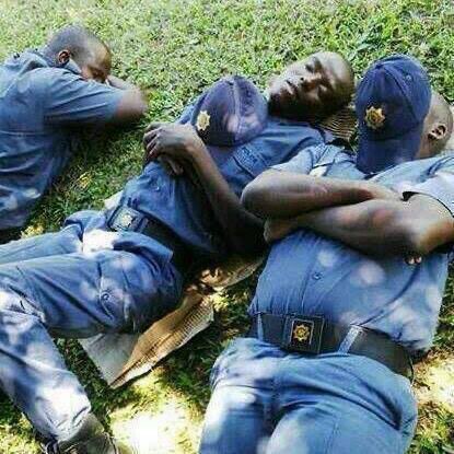 tshepaMotshewa's tweet photo. SAPS

When black people      When white people                              Are
   are protesting               protesting

#NibasabaniAbelungu #WhitePrivilegeMustFall https://t.co/qzYlZBsYAH
