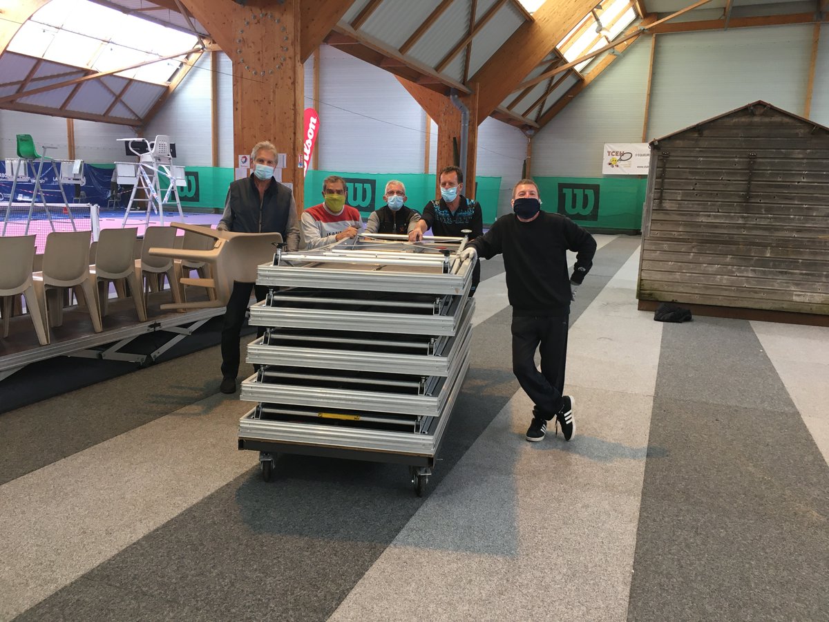 50_open's tweet photo. J - 4
Le site prend vie !
Les tribunes sont en cours de montage,
Le village prend forme, les bénévoles masqué sont à fond !
Les services municipaux assurent les transports de matériels.
Tout doit être prêt pour l'arrivée des joueuses .
Reprise des travaux ce matin ( Mercredi ) https://t.co/Rnmmwmur4D