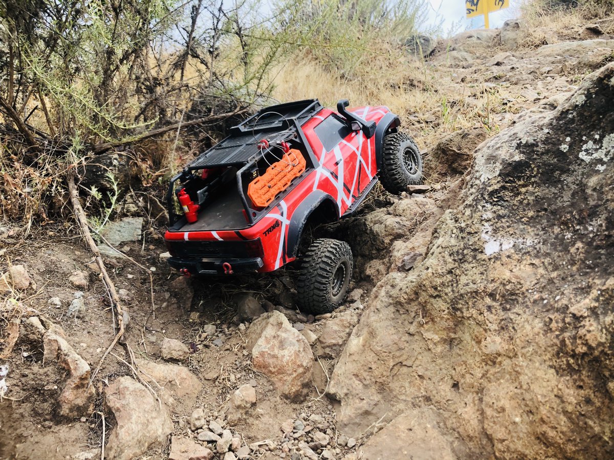 671islander66's tweet photo. My then 5YO saw a photo of EVH and his guitar and asked me to paint his truck just like it. RIP Eddie. #cancersucks #EVH #traxxas #trx4explore 🤘🤘🤘🤘😥 https://t.co/qUhP3XBL9g