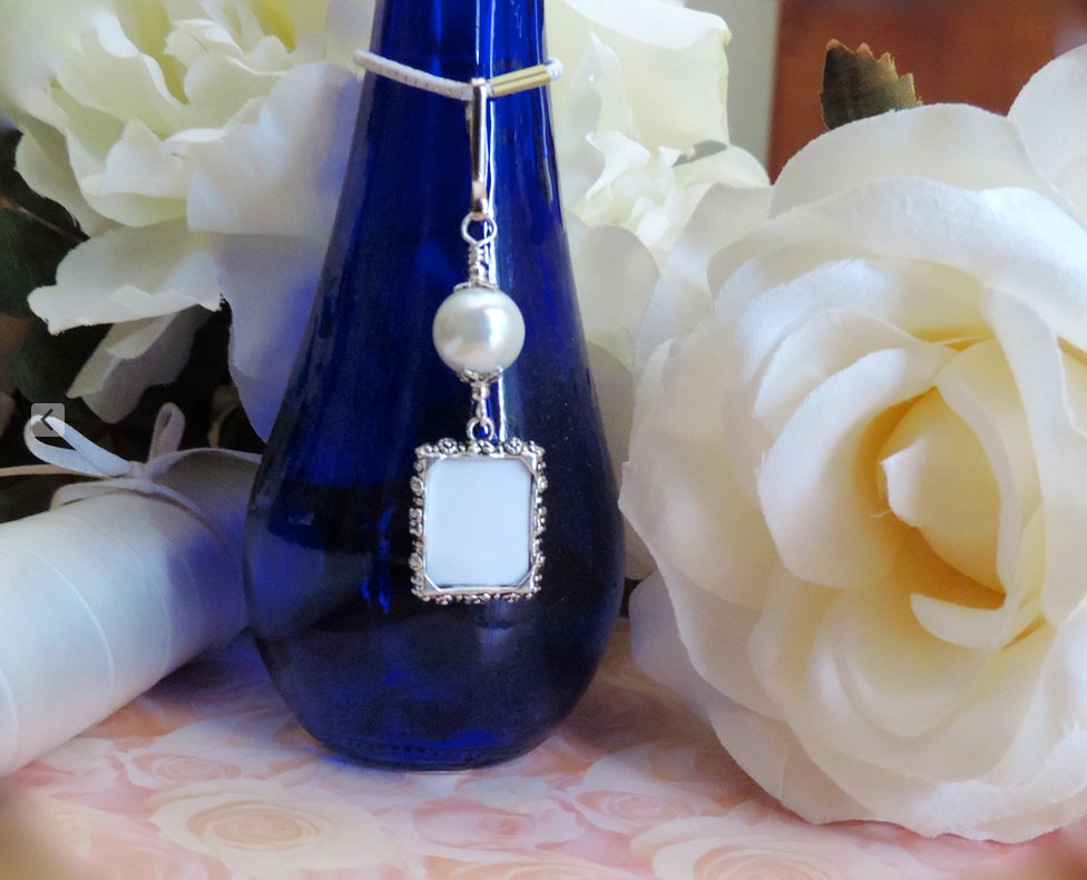 smilingbluedog's tweet photo. Remember your loved one with a little picture frame charm. A lovely bridal shower gift. https://t.co/7A6X5IpruX @EtsyCA #epiconetsy #etsy #etsymntt #bestofetsy #handmade #craftbuzz #pottiteam #Canadian #brides #like2 #shopetsy #makeitmeaningfull https://t.co/g3olgppgVI