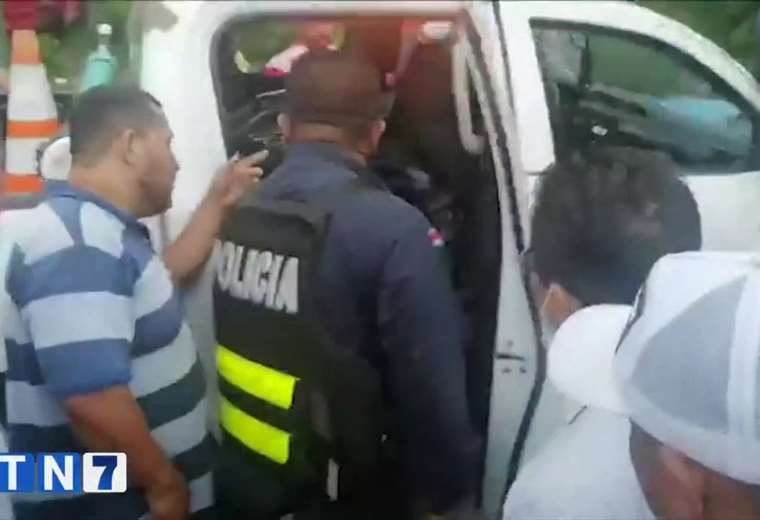 Manifestantes obligaron a policías a mostrar lo que llevaban en la patrulla | https://t.co/QZQiDFA5m3 https://t.co/S6TJRqz6Pq