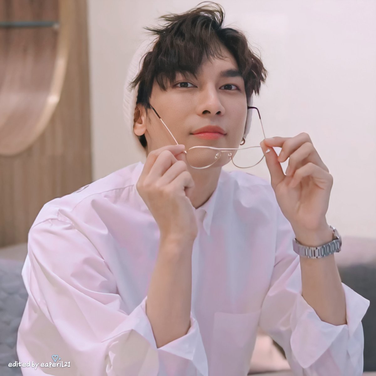 BloomforTroye3's tweet photo. Who are your seasons and who do you light up，
My sun, my sunshine, my light.☀
#MewSuppasit https://t.co/ZXi9fDXVVm
