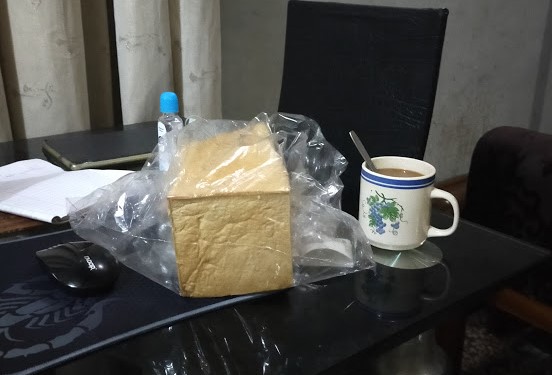 uche77zero's tweet image. Okay, I just my Bread from @BakeryBit, personally, delivered by the Chief bakery of the bakery @azubix. Okay that is one bread worth forgetting calories for. 
Let me get back to my pre-breakfast. 
#schoolsreopening #room306 #OZOallWhiteParty #davido