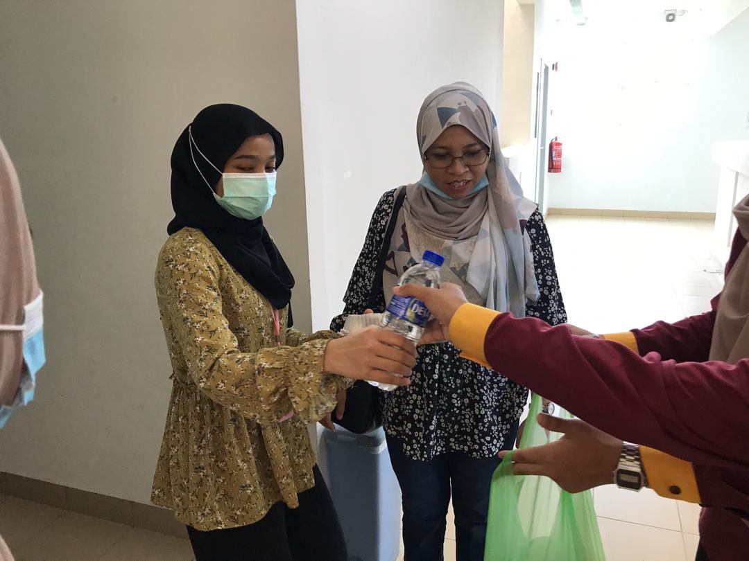 HaziqHishamudin's tweet photo. 7 Oktober 2020

Saya dan barisan @MPPUiTMKAG telah menjalankan pengagihan sarapan percuma kepada mahasiswa yang menginap di kolej-kolej kediaman UiTM Kampus Alor Gajah.

#MPPCare #SiswaJagaSiswa #ExcoKebajikan https://t.co/3ndRx4YwAt