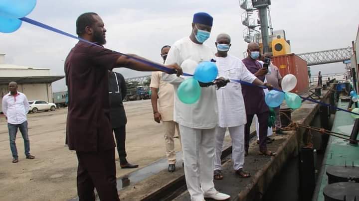 Gen_Buhar's tweet photo. Do you know that Onitsha River Port is Now Open for Business?
Your Container straight to Onitsha from China!!. 
That is the Restructuring we can give now . https://t.co/LzO5XRX4pW