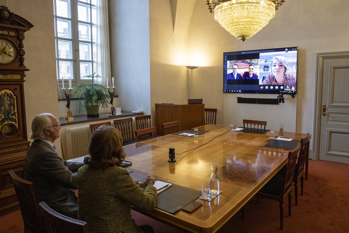 SWEambUSA's tweet photo. Had the honor to brief HM King Carl XVI Gustaf of Sweden, HM Queen Silvia, HRH Crown Princess Victoria and HRH Prince Daniel today on the upcoming elections here in the U.S. and the bilateral relations between 🇸🇪 and 🇺🇸 Foto: Victor Ericsson/Royal Court of Sweden &amp; Pernilla Scott https://t.co/mZg2gx63Mq