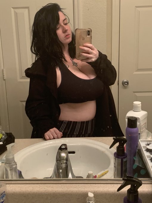 Is it #tittytuesday ? Or am I just that #boredinthehouse https://t.co/433S4TTGzp<a href="/tag/tittytuesday"class="tags">#tittytuesday</a><a href="/tag/boredinthehouse"class="tags">#boredinthehouse</a>