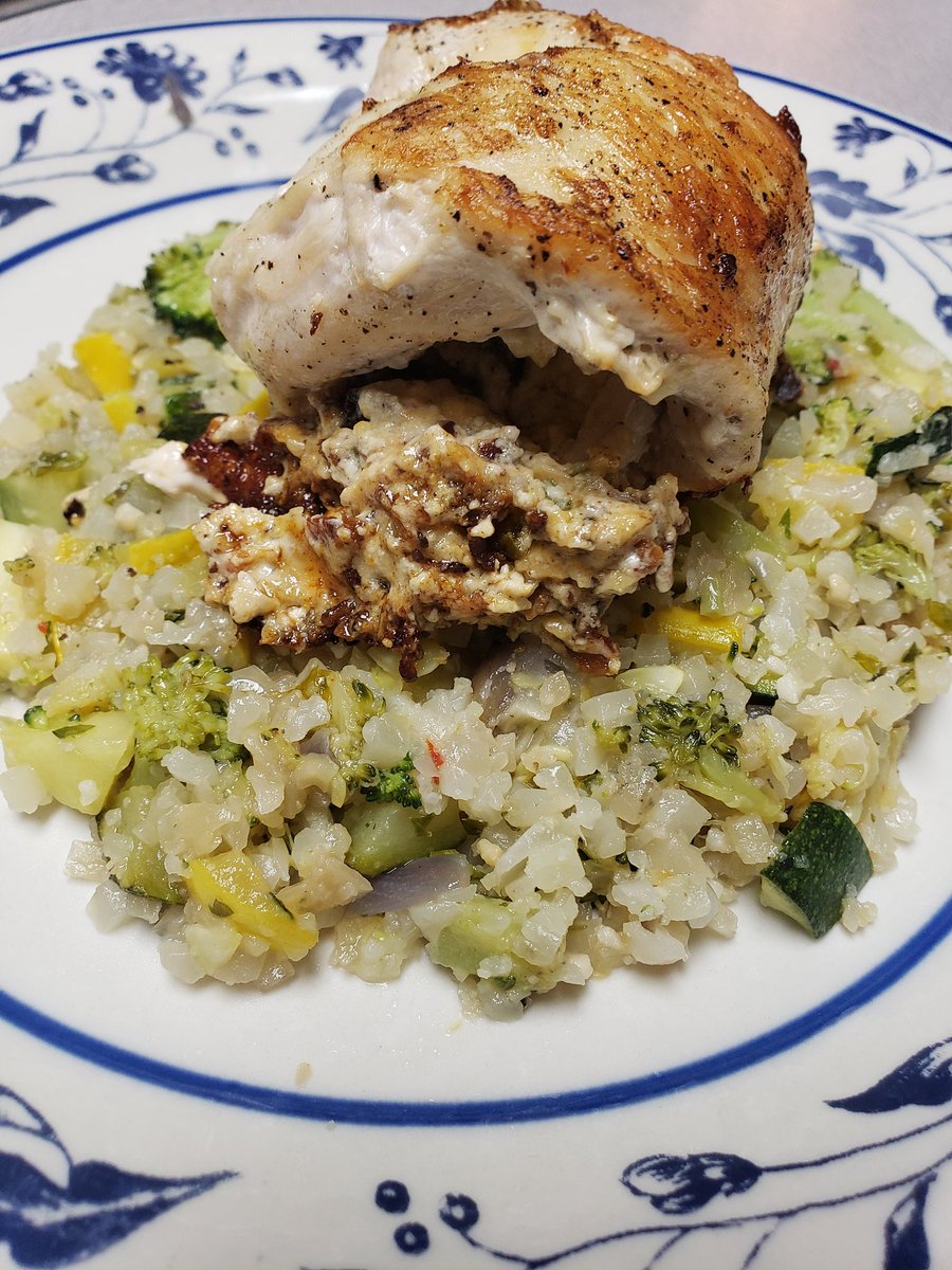 AngeredBeaver's tweet photo. Dinner after 2 looonnngg days of work.
Wine, jalapeño popper stuffed chicken and veggie mix
#IMadeThis #MySpoony #GetInMyBelly #FreeStyleCooking https://t.co/rxuVal2Lm1