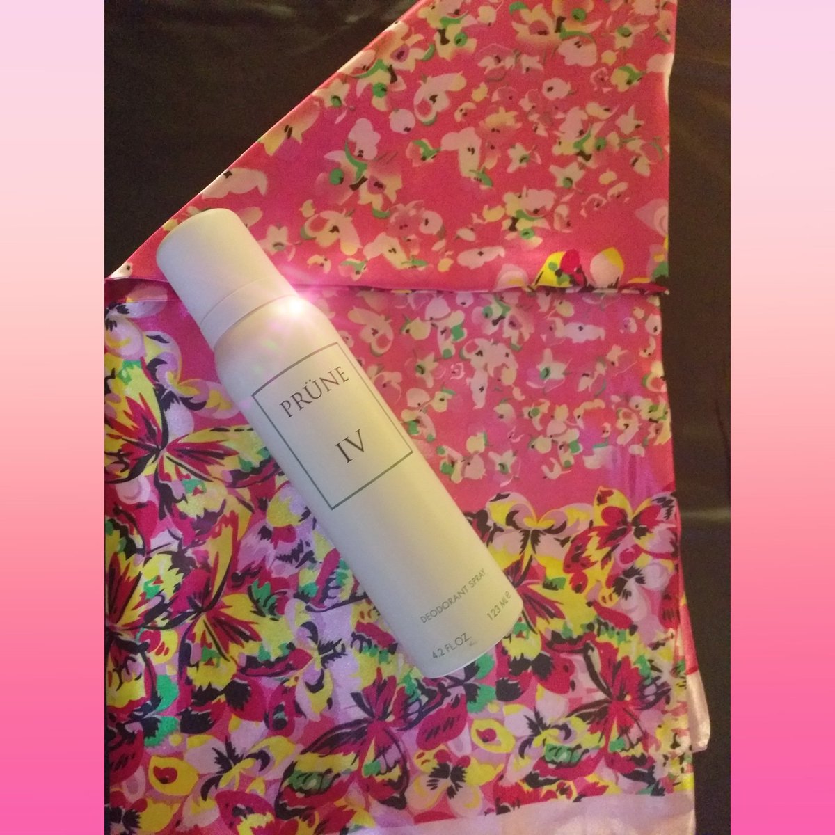 CamilAiilin's tweet photo. Mi mamá está vendiendo estos combos de primera línea ❤ 
~Pañuelo de seda+Deo perfume ~

Me ayudan amiguis con rt?? Gracias 🌟 https://t.co/iIGbstWIJx