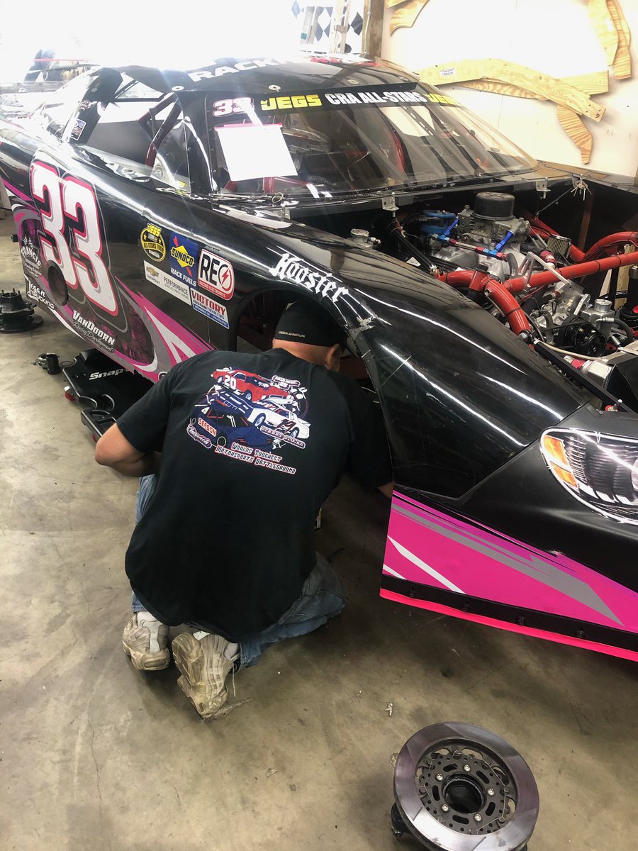 ARacing33's tweet photo. The AFR team is in high gear tonight... Preparing for Friday & Sunday @CRAracing #JegsTour & Super Late Model divisions at @FastestHalfMile #CrateLate & #SuperLate #SaveTheRack #TeamPink https://t.co/4PYMC8At81
