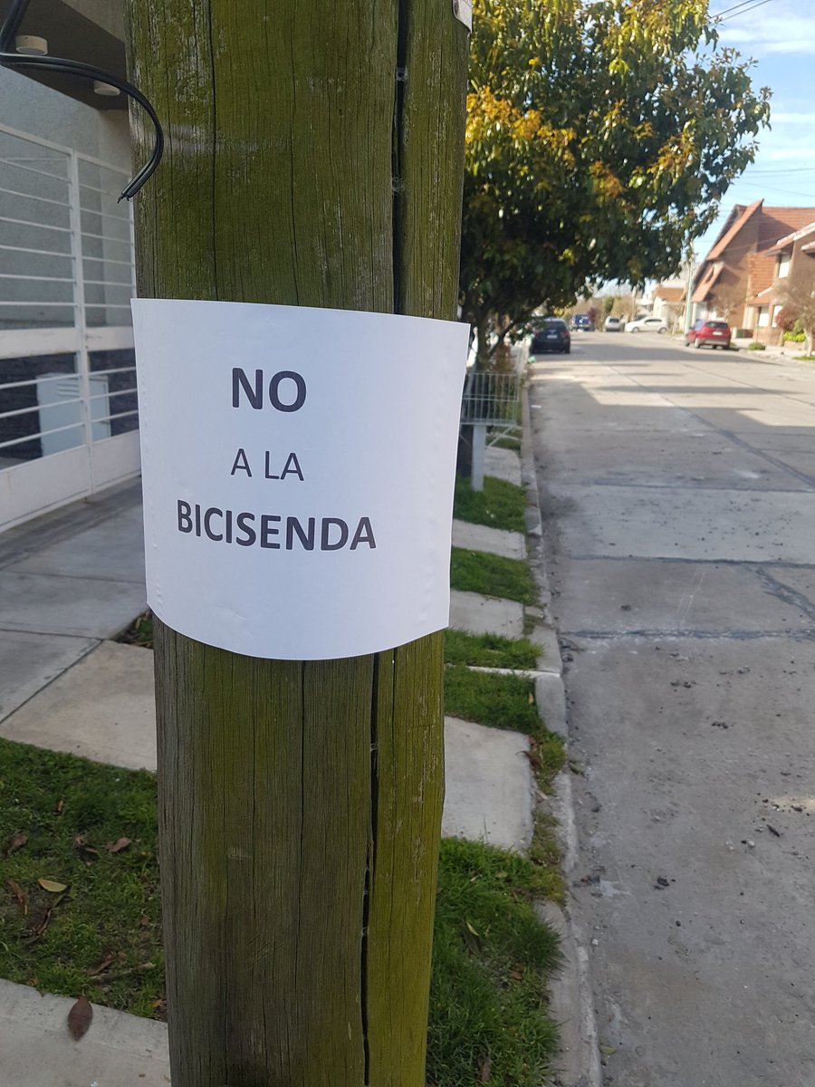 Tresjuan5's tweet photo. "No a la bicisenda", se lee en carteles colocados en postes de la calle Mitre. Vecinos frentistas se oponen a la instalación de una ciclovía. Se vienen acciones legales, anticipan. https://t.co/jXcAqcDQ5f