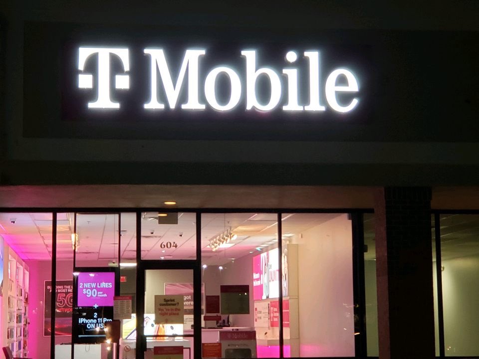 basketbowboss's tweet photo. β¨πΆAll of the lightsπΆβ¨ Grand Haven got added to the new sign club today! π #newsignwhodis #northmichigan #michigan #TMobileTuesdays #TMobile #thenewtmobile #firstandfast #rocktober #greatlakesrocks @RuckerAndrewJr https://t.co/I7oAEDqwRN