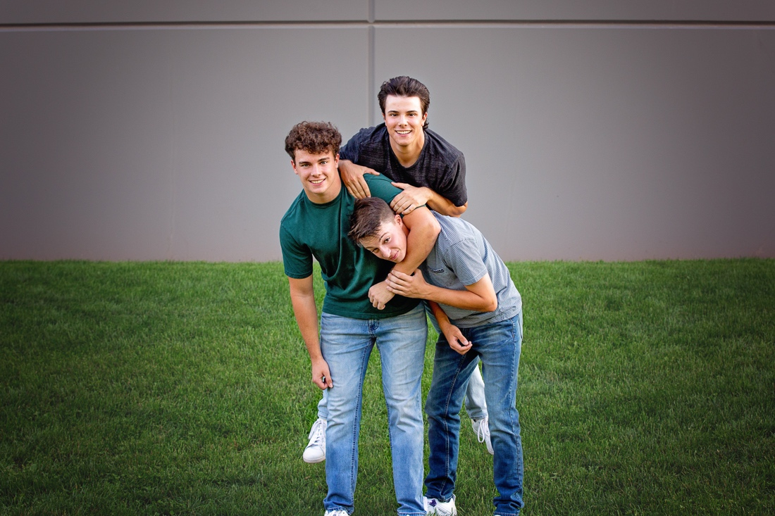 🎓🎓🎓
Boys will be boys. And triplet boys always have someone to wrestle with!
😎
#seniorphotos #SMP #triplets #glenbardsouth