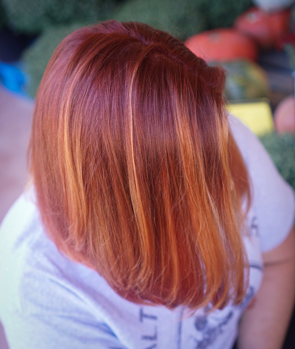 #Fireyhair - giving us all the #peakseason vibes! 😍 🔥 🍂   Naomi #handpainted this masterpiece with <a href="/WellaHairUSA/">Wella USA</a> #BlondorFreelights &amp; three gorgeous tones by <a href="/GoldwellUS/">GoldwellUS</a> 🙌 👏 
.
.
#fallhair #fallisinthehair #fallhairvibes #wellafreelights #goldwellus #goldwellhaircolor