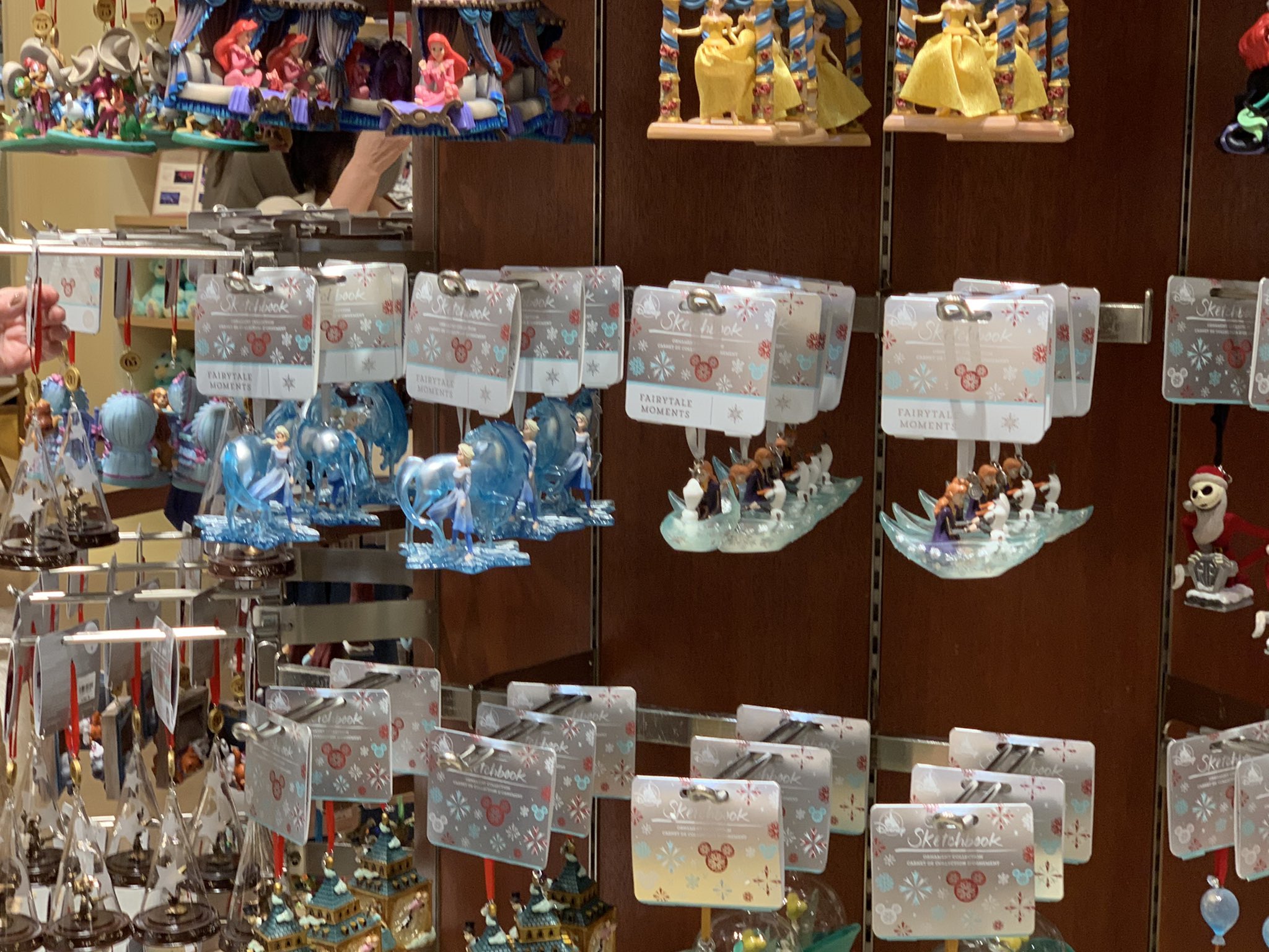 Westergaard Princess Pixarの人 舞浜 イクスピアリのディズニーストア 本日の様子 クリスマスオーナメント先行発売の売り場へ入場のためには 店の外へ整列あり 場外 からの撮影は迷惑にならない程度には可能 オープン時はまだ混雑