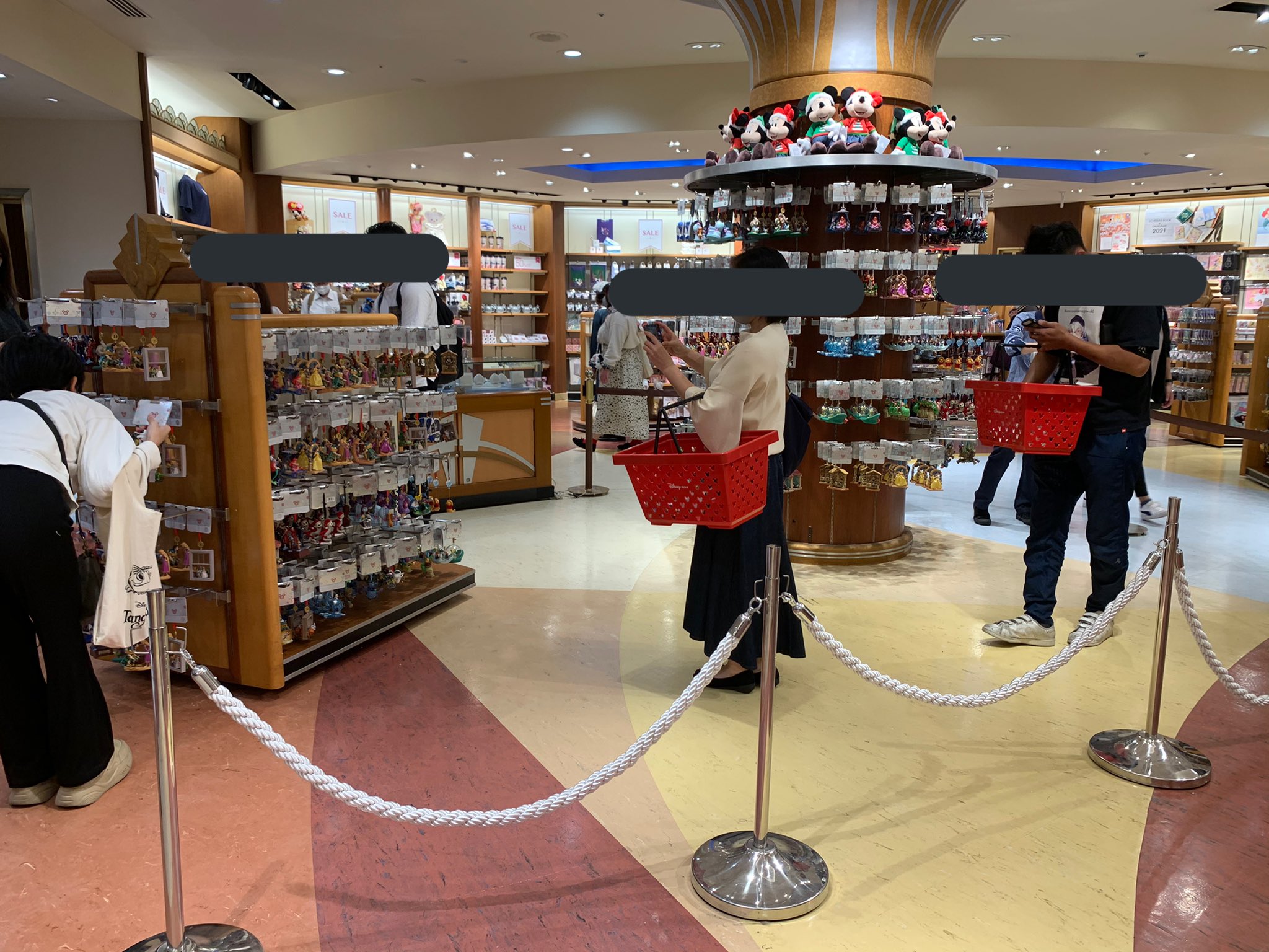 Westergaard Frozenとcarsの人 舞浜 イクスピアリのディズニーストア 本日の様子 クリスマスオーナメント先行発売の売り場へ入場のためには 店の外へ整列あり 場外 からの撮影は迷惑にならない程度には可能 オープン時はまだ混雑してませんで