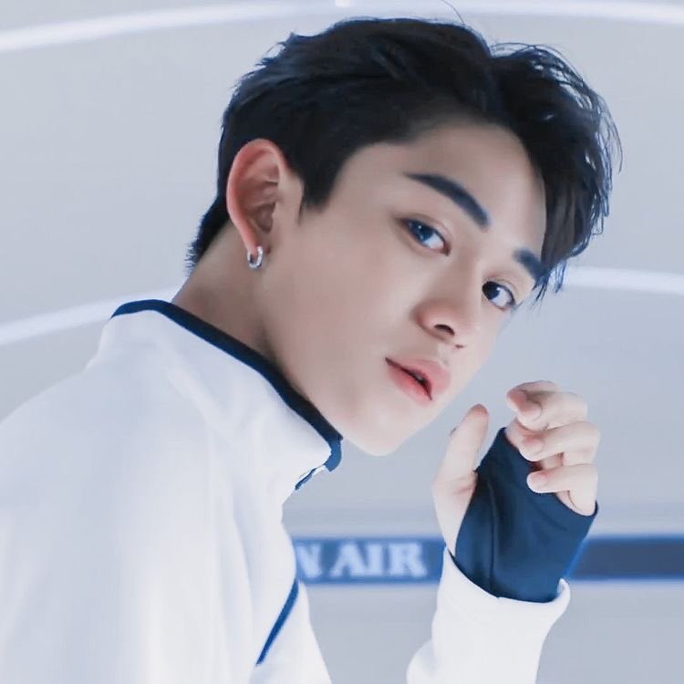 Stage Name: LucasBirth Name: Huang Xu Xi / Wong Yuk Hei (黄旭熙)Korean Name: Hwang Wook-Hee (황욱희) Born: 25 January 1999 (21) Positions: Lead Rapper, Sub Vocalist, Visual, Center, Face Of The Group