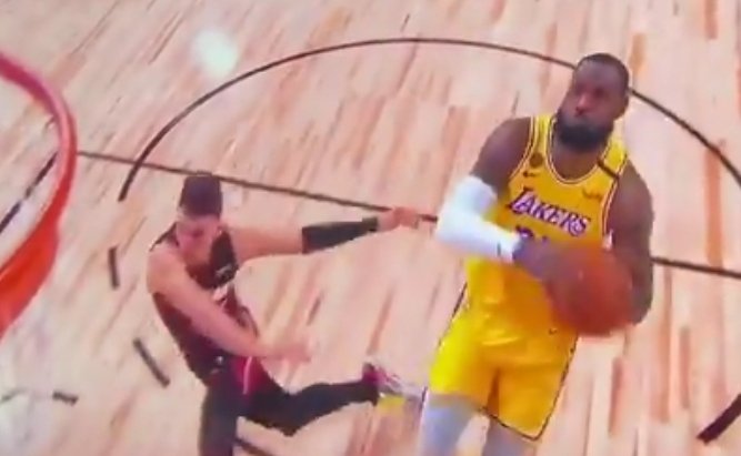 LakersSBN's tweet photo. Life comes at you fast https://t.co/GMDxEtsTqY