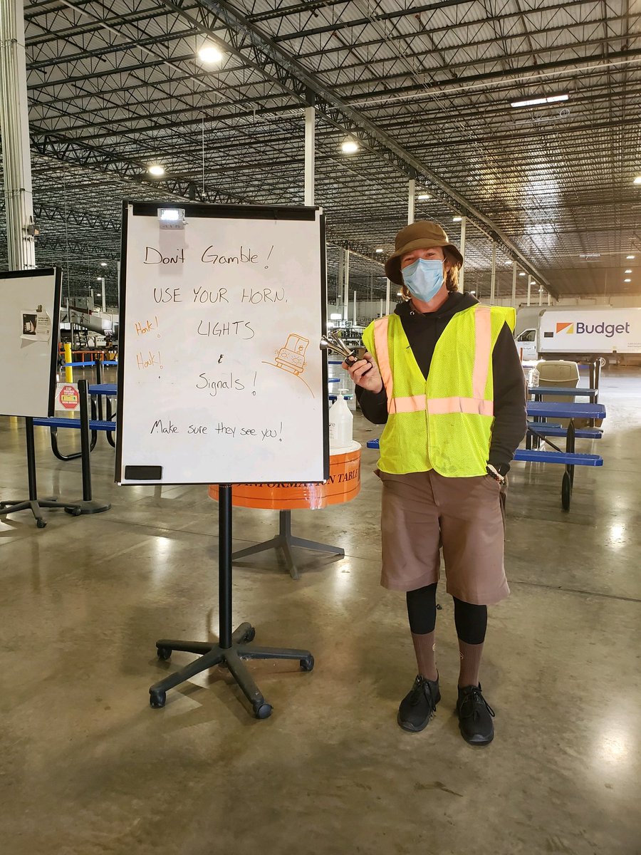 Tam_UPS's tweet photo. Horn, hazards &amp; lights! #GuardGate #JustinCenter @smazza_northpkg @NilesShawna @Roger_Rosas13 @nicholasewest @hill_deryl @RedRiverUPSers https://t.co/SPuCAaXyEb