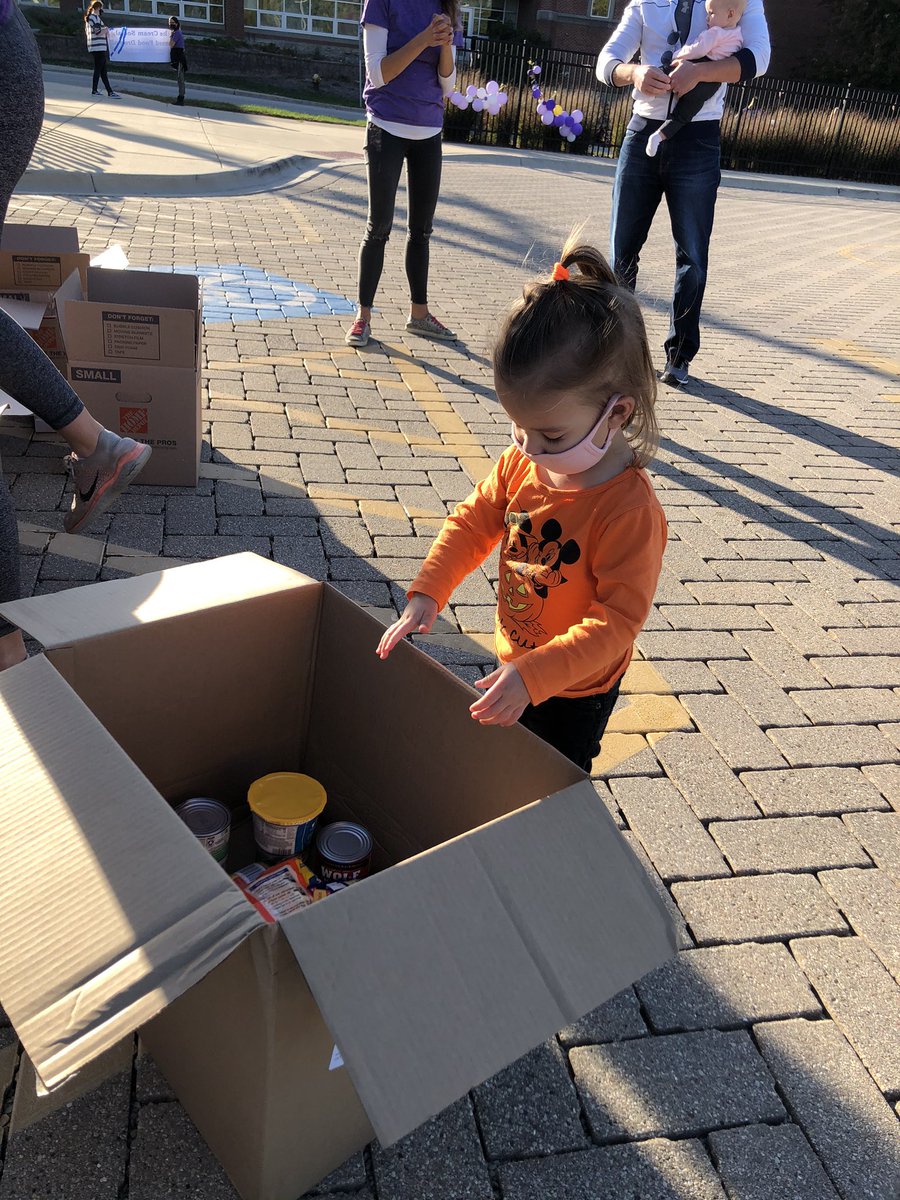 DGNStuCo's tweet photo. Great turnout! 377 food items to donate. Thanks for giving back DGN and to Every Day’s a Sundae for the ice cream! @DGNActivities https://t.co/qVYBwqertx