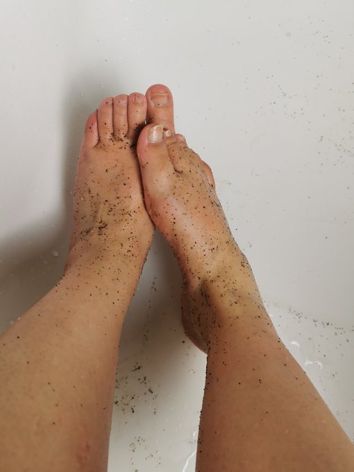 Just posted a video on my onlyfans of me scrubbing my feet with my favourite coffee and coconut oil scrub<a href="/tag/newprofilepic"class="tags"><span>#newprofilepic</span></a>