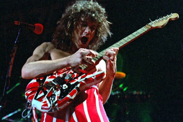 Jir160's tweet photo. Eddie Van Halen…😣演奏はもちろんステージも圧巻で、子どもの時ヴィデオで視たライブパフォーマンスに圧倒された！🎸
かなしいですね。素晴らしい音楽をありがとう。永遠に受け継がれますよね。 https://t.co/OY60MNli6o