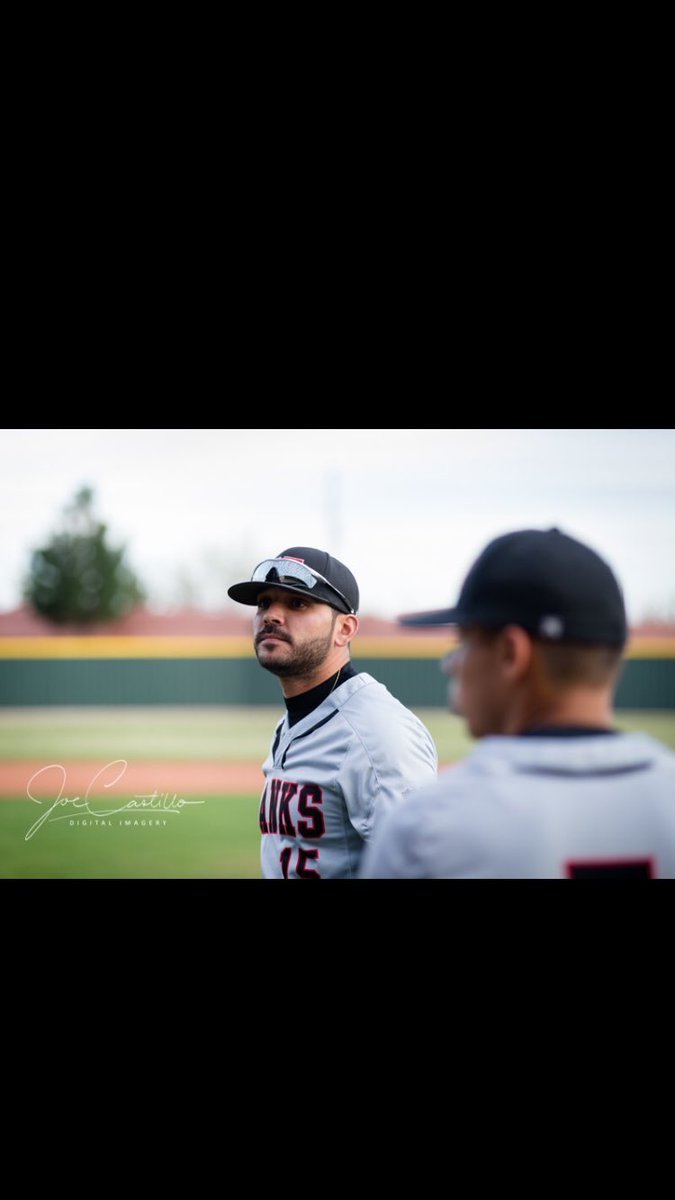OJGarcia12's tweet image. It #AlumniWeek in #TheDistrict 
Then and Now Tuesday... from playing in between the lines to coaching from the outside! #KingdomOfChampions