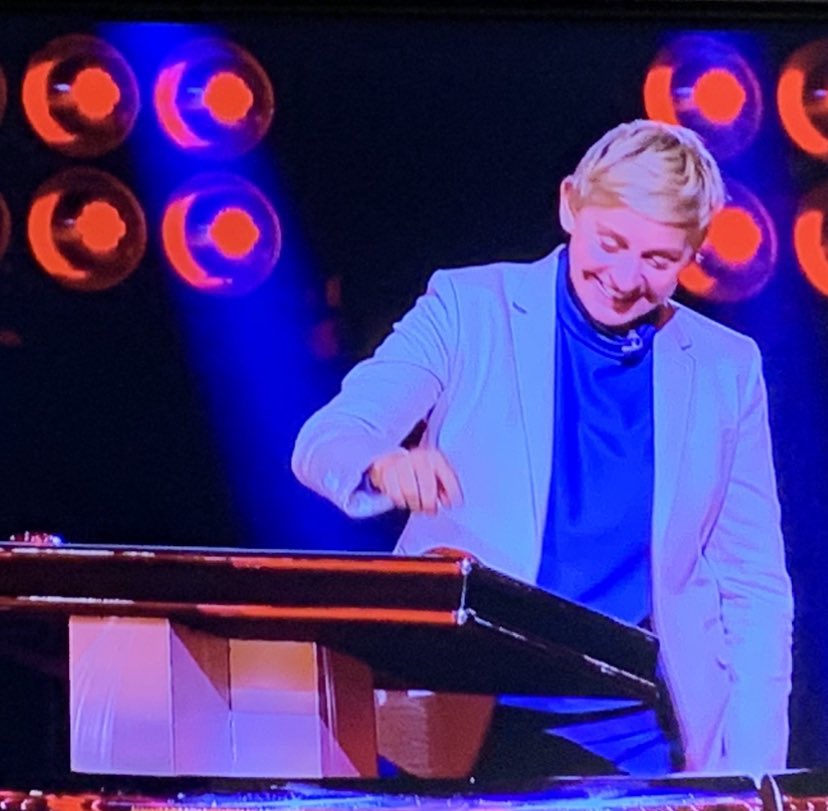 jerseyborn111's tweet photo. @nbcgameofgames @TheEllenShow I’ve really missed #GameOfGame moments like this 🤣😂 https://t.co/kOAbQingRr
