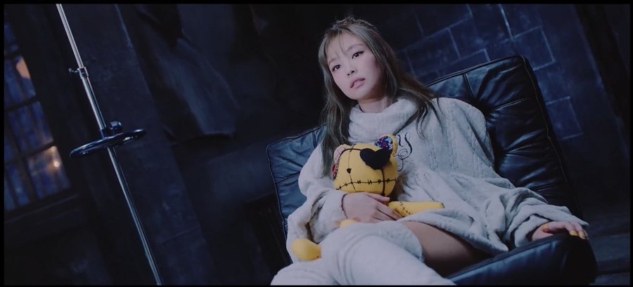 jzhixiu's tweet photo. The drought is over, ‘Lovesick Girls’ MV has been released! 

🔗 https://t.co/4ggrho5Tpq https://t.co/pC9nBvU6Me