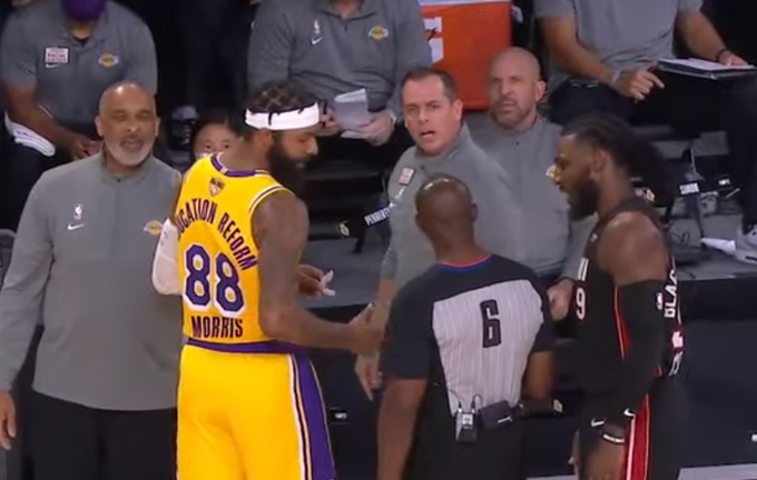 【影片】熱火悍將又搞事！偷聽Morris和助教交流，惹怒了湖人主帥！-黑特籃球-NBA新聞影音圖片分享社區