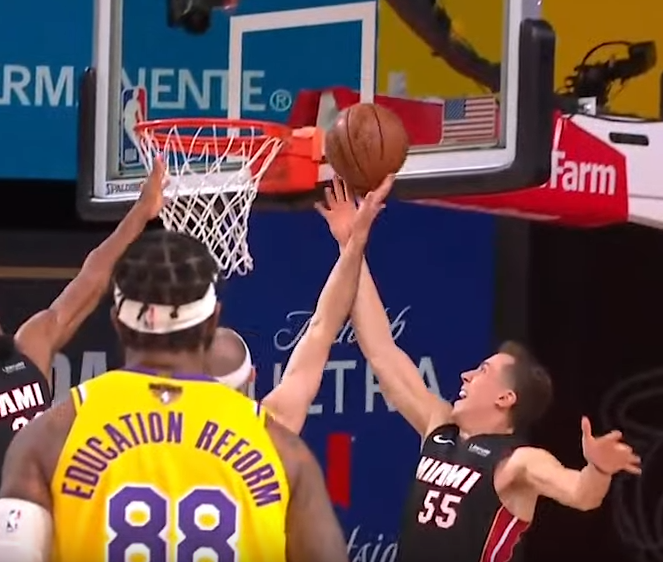 【影片】技術犯規！禿曼巴上籃被打手遭到無視，向裁判抱怨卻被吹T！-黑特籃球-NBA新聞影音圖片分享社區