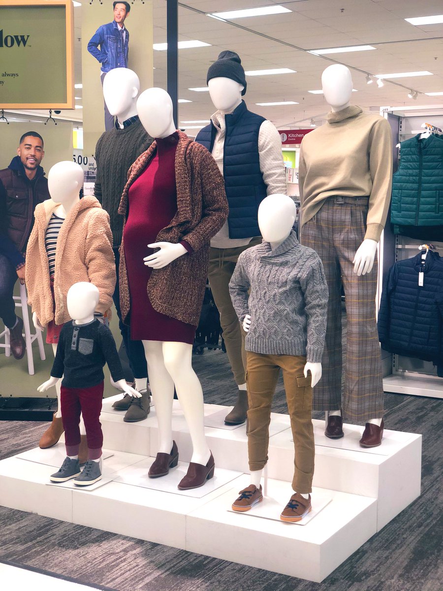 Holiday statements coming right up 😍 New family groupings and I am here for it! Nice job to DBO James and VM Madison on this styling focus! Happy October! #T2128