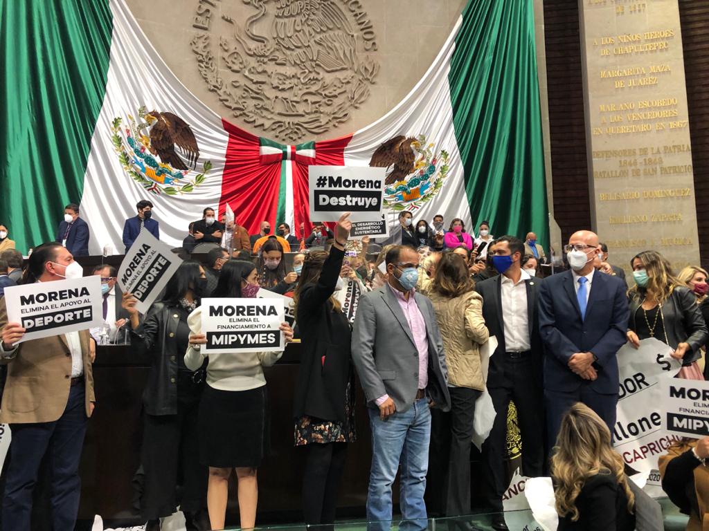 PRDMexico's tweet photo. ¡Nuestro voto fue en contra! Desde el PRD y junto a @DiputadosPRD64 seguiremos con fuerza en la lucha para que la desaparición de los fideicomisos no suceda. #MorenaDestruye https://t.co/mFuhuaViqG