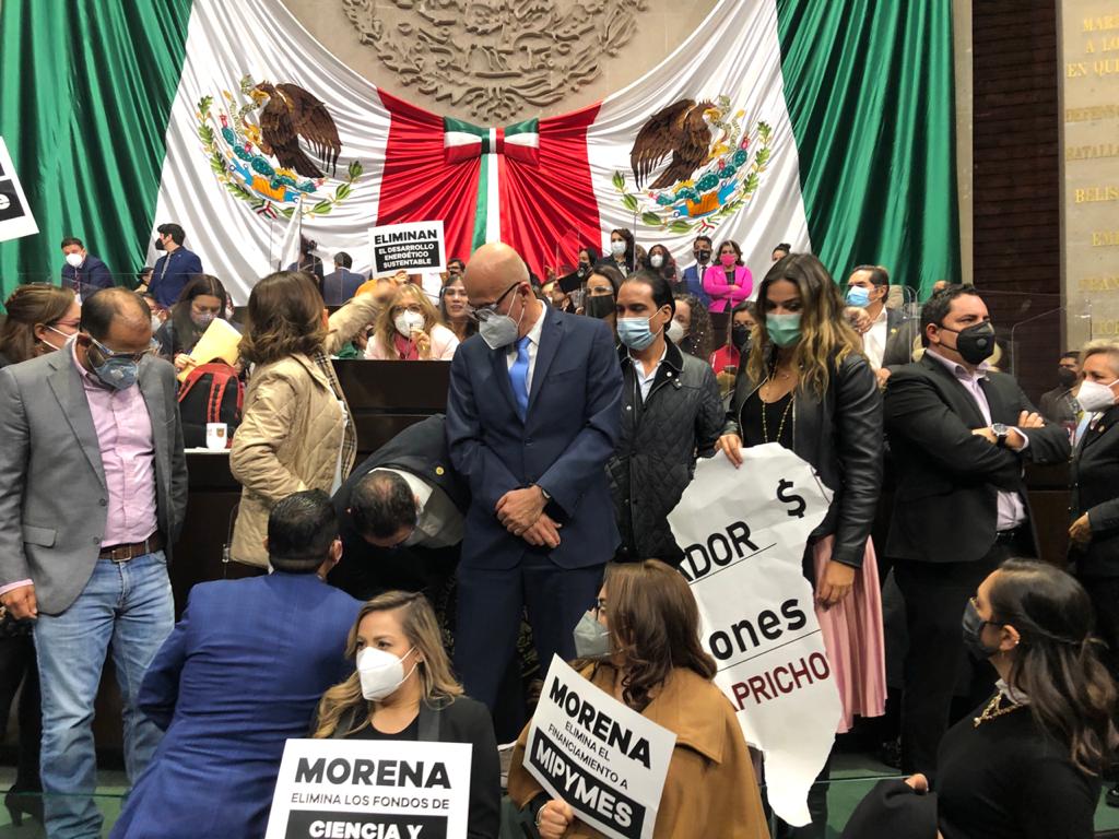 PRDMexico's tweet photo. ¡Nuestro voto fue en contra! Desde el PRD y junto a @DiputadosPRD64 seguiremos con fuerza en la lucha para que la desaparición de los fideicomisos no suceda. #MorenaDestruye https://t.co/mFuhuaViqG