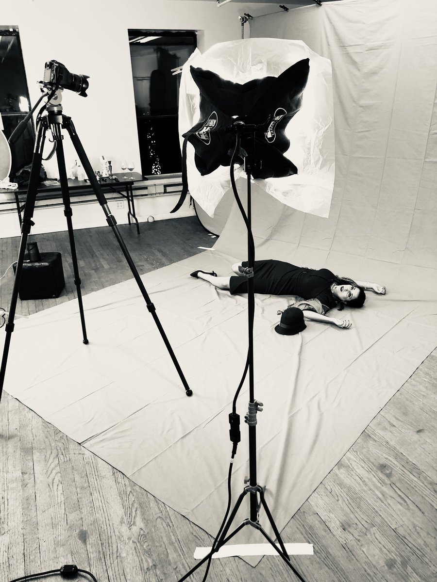 NewCamerata's tweet image. Looks like we lost a soprano! 🤣
We had a great first day on set filming The Sleuth Salon! Get your tickets for our “Whodunit”, film noir themed virtual gala! 🔍
.
#newcamerataopera #opera #film #virtualgala #BehindtheScenes #virtualopera