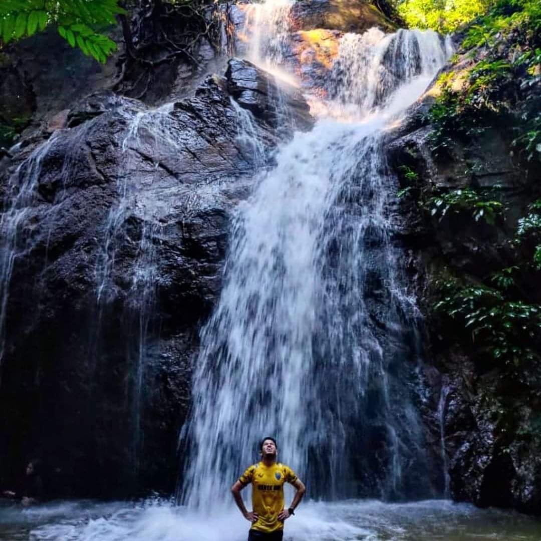 TravelJimat's tweet photo. This beautiful 20m high waterfall in Gombak is only 45mins drive away from KL ☀️

The 1-hour trek to the waterfall will have you walking through a huge tunnel, enchanting rainforests and beautiful greenery 😍

📍 Sungai Pisang Waterfall, Kampung Gombak, 48200 Rawang, Selangor https://t.co/58TGlUqXsy