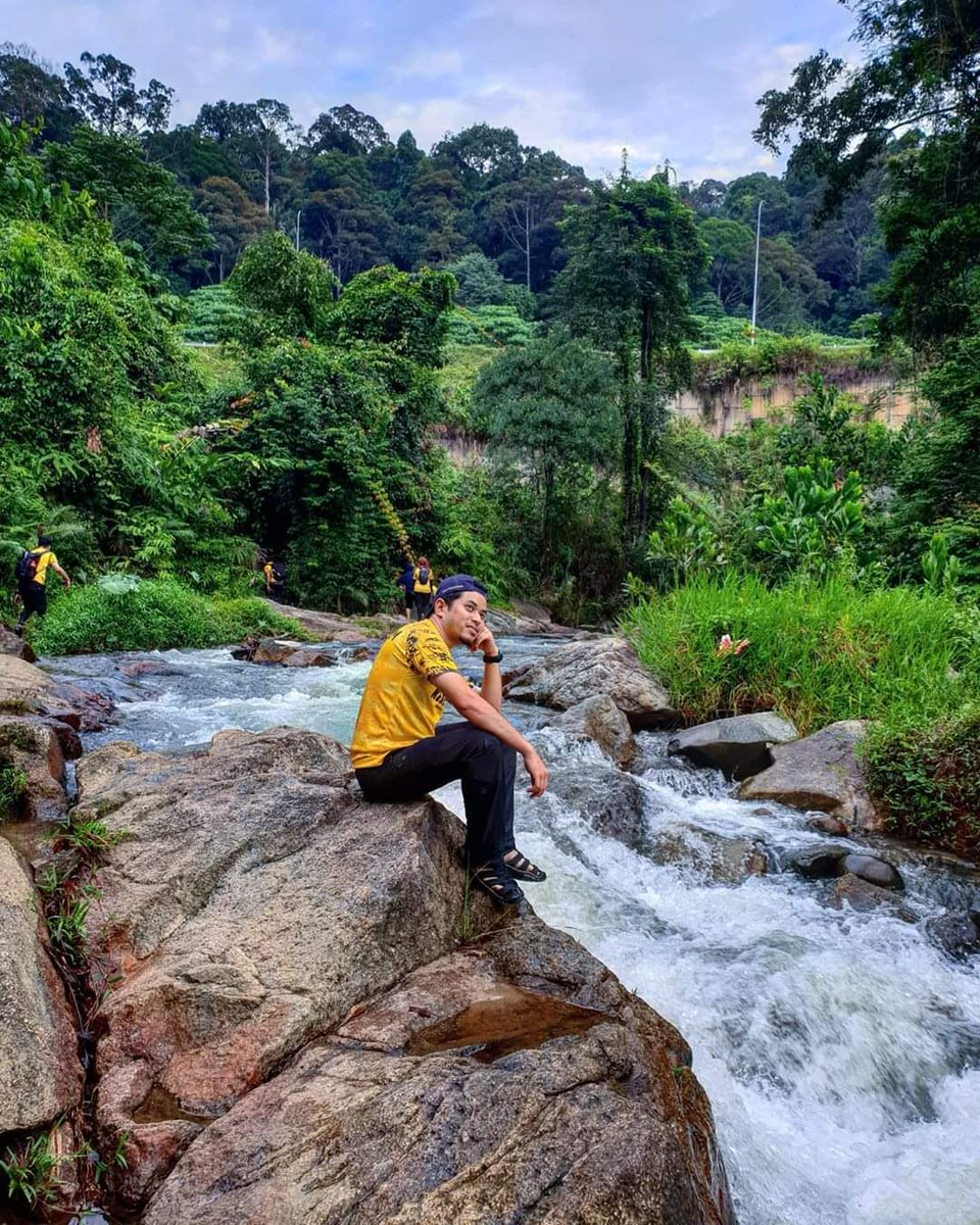 TravelJimat's tweet photo. This beautiful 20m high waterfall in Gombak is only 45mins drive away from KL ☀️

The 1-hour trek to the waterfall will have you walking through a huge tunnel, enchanting rainforests and beautiful greenery 😍

📍 Sungai Pisang Waterfall, Kampung Gombak, 48200 Rawang, Selangor https://t.co/58TGlUqXsy