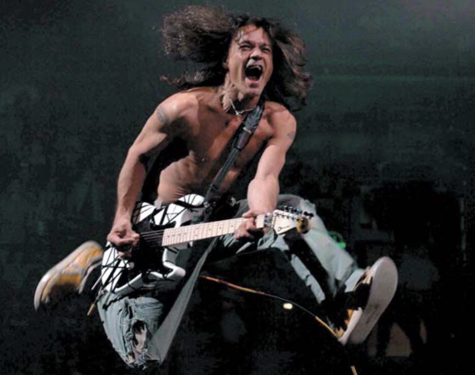 El guitarrista Eddie Van Halen, que fue miembro fundador de la banda Van Halen falleció este martes a los 65 años de edad a causa de un cáncer. Su propio hijo, Wolf Van Halen, lo confirmó a través de un comunicado.
