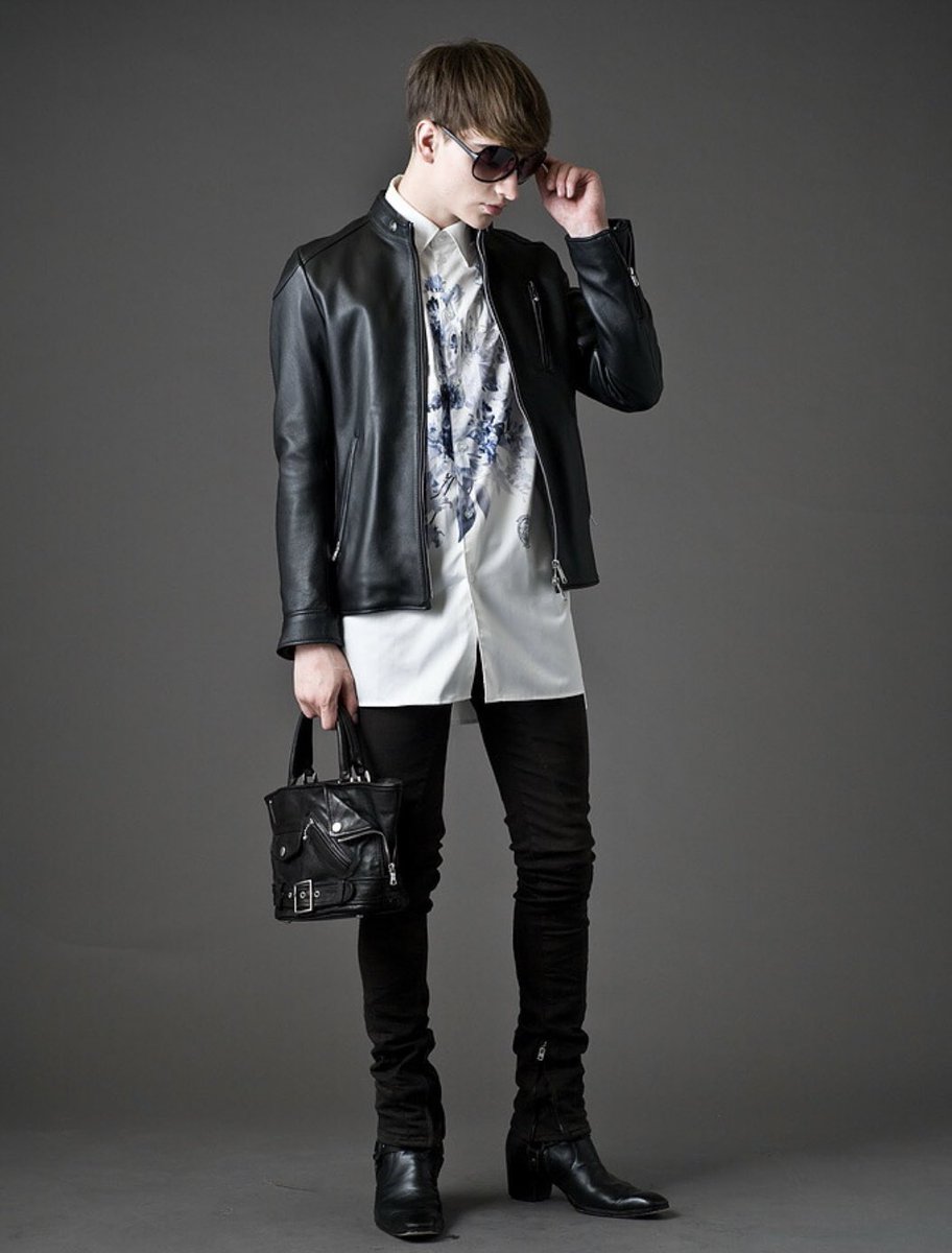 yuki_hydey's tweet photo. New Arrival

大人気BOUQETシリーズ

ミドル丈のシャツになって新登場しました👈

ストレッチ性のある生地でシャツ特有のツッパる感じがなく、サラッとした着心地は癖になります☆

レザーやてーらかジャケットとの相性は抜群ですね👍

#shibuyazy
#BUFFALOBOB https://t.co/2TJPcdWMO4