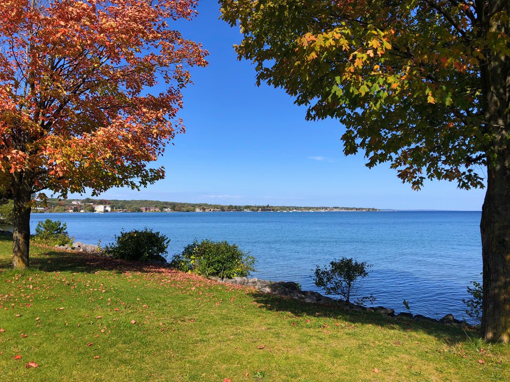 apeeps33's tweet photo. #puremichigan #fallfilter #traversebay #boardmanlake https://t.co/M8TnZbASte