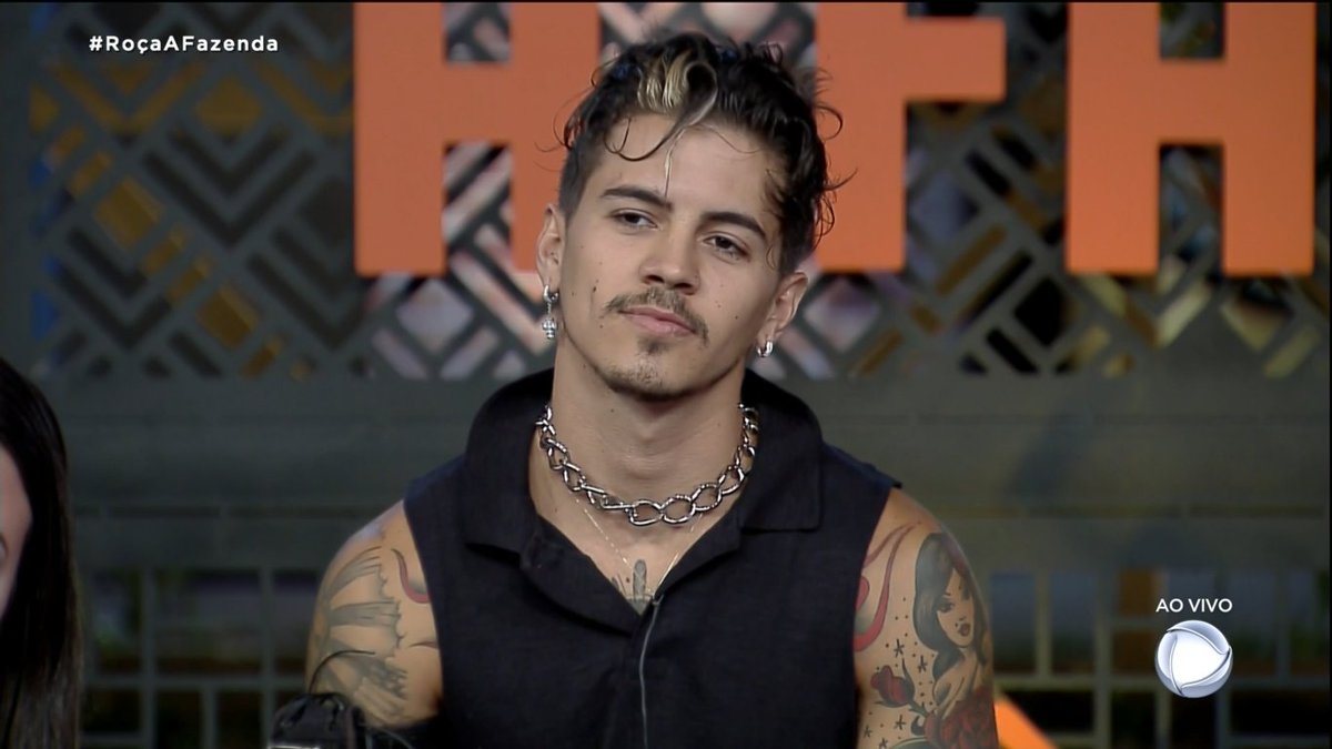 thatabenz's tweet photo. Biel foi pra fazenda pra limpar a imagem dele, mas mal ele sabe que quando o caráter é podre, não tem nada que o  limpe!!! Tá mais queimado do que quando entrou. #RoçaAFazenda https://t.co/zhN83fyHH0