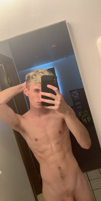 One of those quality hotel mirror pics https://t.co/zc7NqnUn9M<a href="/tag/goodbye2019"class="tags"><span>#goodbye2019</span></a>