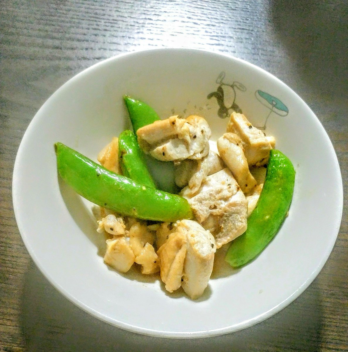 スナックエンドウと鶏肉の塩炒め✨

マヨネーズを足すして丼にしても美味しいですし、豆板醤や七味を足しておつまみににしても美味しかったです✨

鶏肉は胸肉など、お手頃に入手できたり冷蔵庫にあるもので✨ 