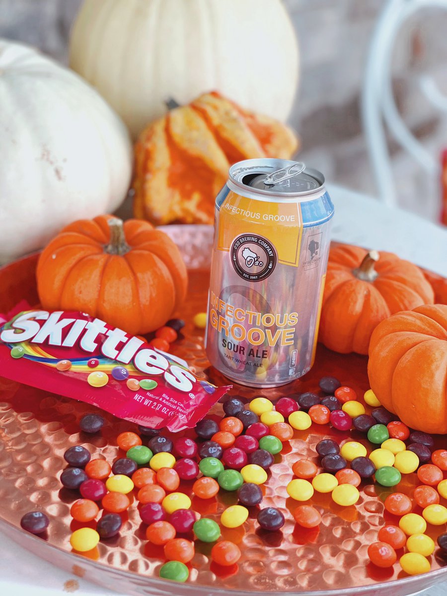 This witch 🧹can be bribed with candy🍭 🍫... and beer 🍺 • T-minus 24 days until #Halloween and we hope you are taking notes on our beer and candy pairings because they will make your holiday. @osobrewing Infectious Groove and Skittles make for a classic combo of #sweetandsour