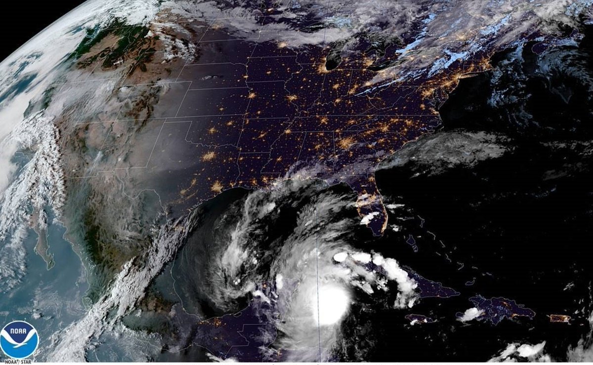 El_Universal_Mx's tweet photo. #ÚltimaHora 🚨 Huracán “Delta” pierde fuerza y baja de categoría de 4 a 3, previo a su impacto en México https://t.co/ZZYO9KFgKP https://t.co/PezqRiXvbV